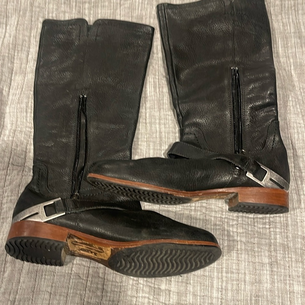 Ugg leather boots in excellent used condition. Wore only a couple of times!